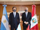 Canciller Cafiero junto al embajador de Perú