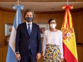 Cafiero y la embajadora de España