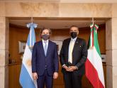 Canciller Cafiero junto al embajador de Kuwait