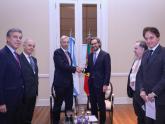 Cafiero junto a su par de Portugal, João Gomes Cravinho