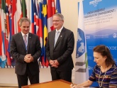 Canciller Mondino en la OCDE, París, firmando el libro de visitas, junto a Quirno y y Cormann 