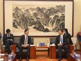 Embajador Vaca Narvaja con Grupo de Medios de China