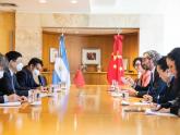 Cafiero se reunió con el embajador Zou Xiaoli