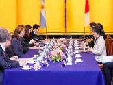 Mondino y su par japonesa, en reunión de trabajo con las respectivas delegaciones 