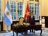 Foreign Minister Mondino was welcomed by her counterpart, Foreign Minister Bui Thanh Son