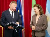 Foreign Minister Mondino meets in Italy with the Minister of Agriculture and opens two art exhibitions at Casa Argentina in Rome