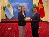 Foreign Minister Mondino was welcomed by her counterpart, Foreign Minister Bui Thanh Son