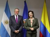 Mondino junto a Roberto Menéndez, de MAPP/OEA