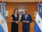 Mondino y el embajador de la República de El Salvador, Eduardo José Cardoza Mata