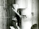  Isla Laurie, Orcadas 09/01/1958 Observador metereológico, Jarek, manipulando el generador de hidrógeno para globos aerológicos