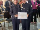 La Emb. Moira Wilkinson hace entrega del Diploma a la Subinsp. Malena Criado