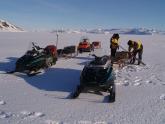 Motos de nieve y trineo