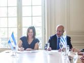 Sabina Frederic y Mariano Berro firmando el acta de compromiso par la I Convocatoria a Proyectos de Cooperación Descentralizada