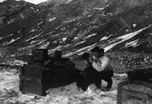 El alférez José María Sobral realizando mediciones científicas en Cerro Nevado
