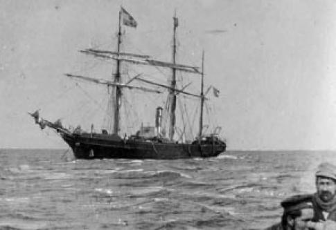 La Corbeta ARA Uruguay en bahía Pingüino, isla Marambio, durante el rescate