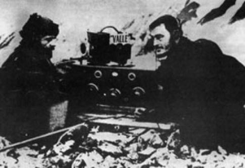 Baldoni y Moneta con la radio en las Orcadas del Sur