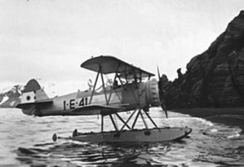 Hidroavión Stearman, embarcado en el ARA 1˚ de Mayo realizó el primer vuelo argentino en la Antártida
