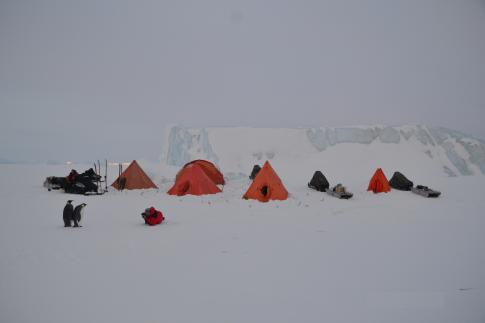 Campamento científico del IAA sobre mar congelado