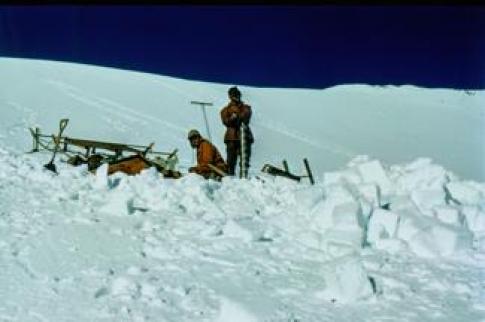Glaciólogos del IAA al sur de la Península Antártica durante el AGI.