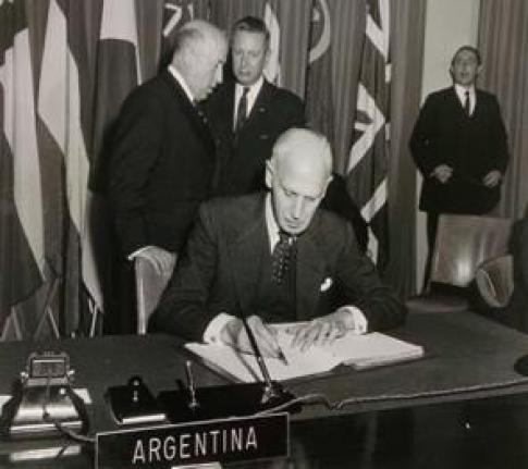 Adolfo Scilingo, representante de la delegación argentina  firma el Tratado Antártico, Washington 1˚ de diciembre de 1959.