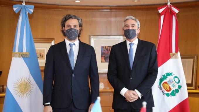 Canciller Cafiero junto al embajador de Perú