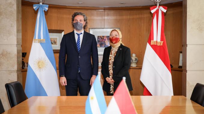 El canciller Cafiero y la embajadora de Indonesia