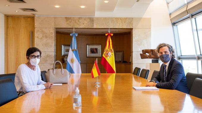 Cafiero y la embajadora de España