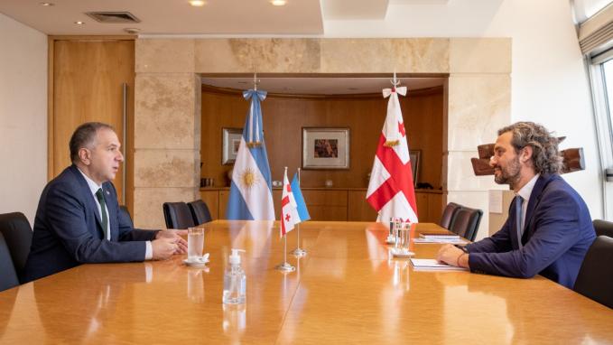 Canciller Cafiero junto al embajador de Georgia