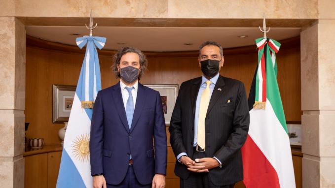 Canciller Cafiero junto al embajador de Kuwait