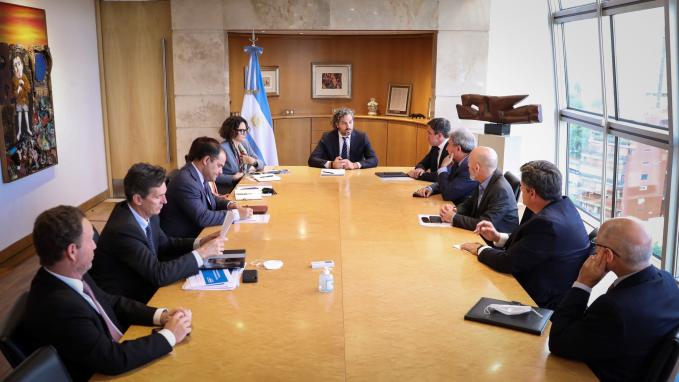 El canciller Cafiero junto a directivos de ADEFA