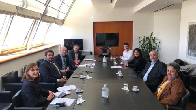 Carmona y Mena con familiares de caídos en Malvinas