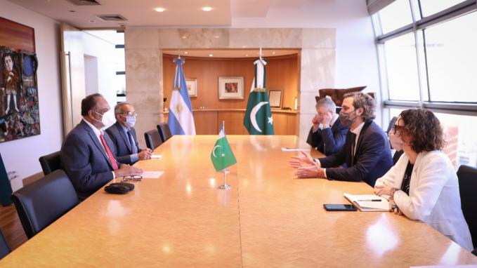 Canciller Cafiero y embajador de Pakistán, Muhammad Khalid Ejaz