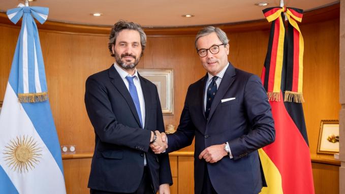 Cafiero despide al embajador de RFA