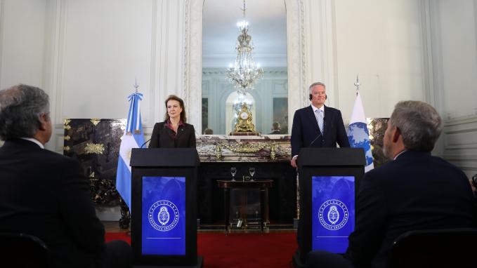 Mondino y Cormann brindaron una conferencia de prensa conjunta