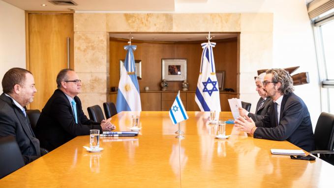 Cafiero con el embajador de Israel