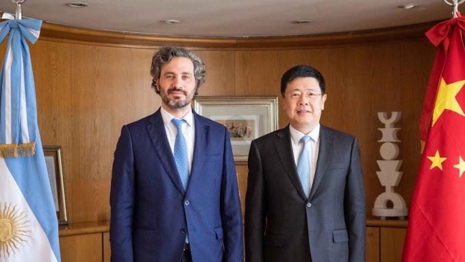 Cafiero despide al embajador de China