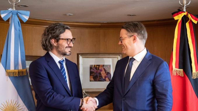 Cafiero junto a Tobias Lindner