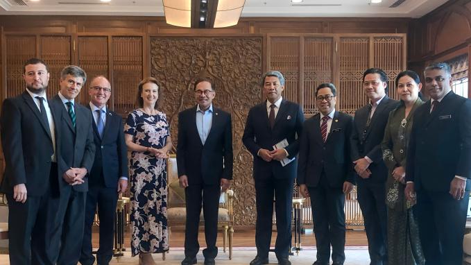 Mondino was received by the Malaysian Prime Minister, Anwar Ibrahim