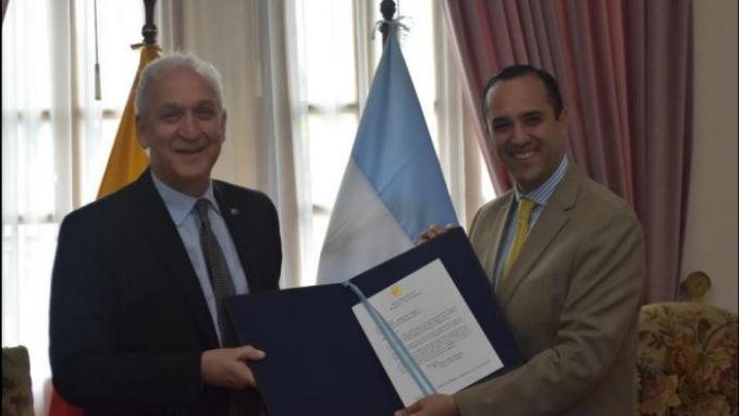 Embajador argentino en Ecuador presentó copia de cartas credenciales al Canciller Holguín