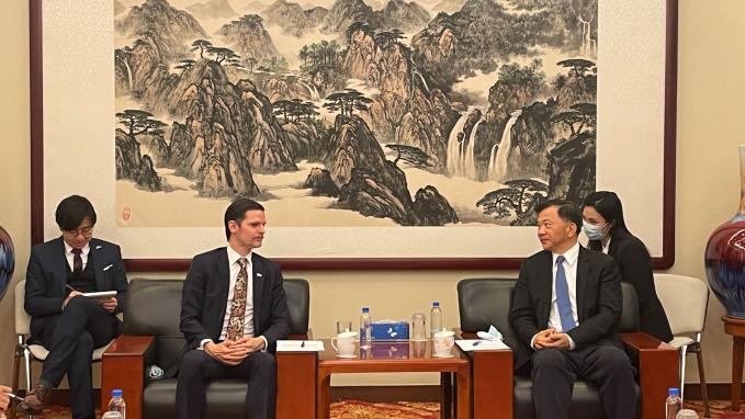 Embajador Vaca Narvaja con Grupo de Medios de China