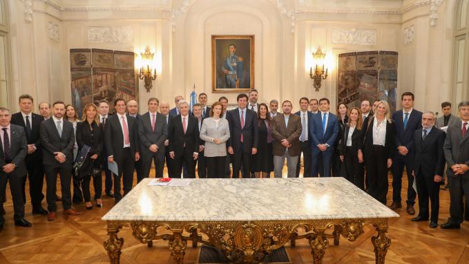 Firma del Convenio entre la Cancillería y el CARI