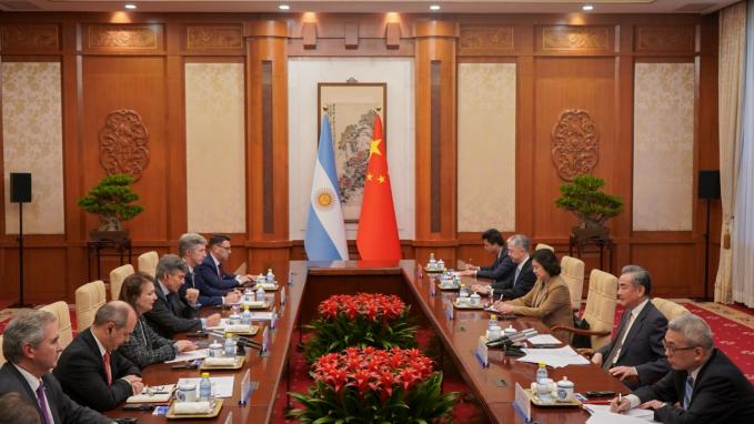 Mondino y su par, el canciller Wang Yi, junto a las delegaciones 