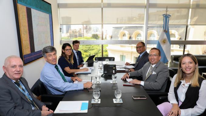 Marcelo Cima junto al embajador malasio