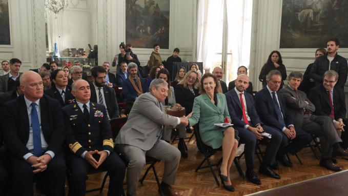 Mondino preside acto de firma Memorándum de Entendimiento en materia de servicios aéreos entre Argentina y Uruguay