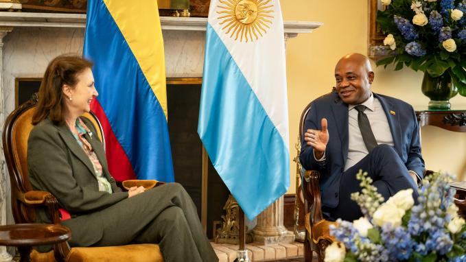 Encuentro con su homólogo Luis Gilberto Murillo 