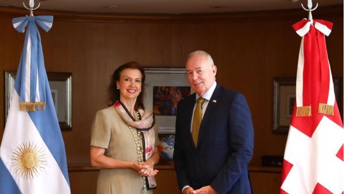 Mondino junto al embajador suizo, Hans-Ruedi Bortis