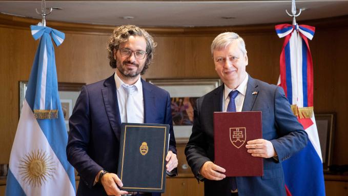 Canciller Cafiero con Ratislav Hindicky, embajador de Eslovaquia