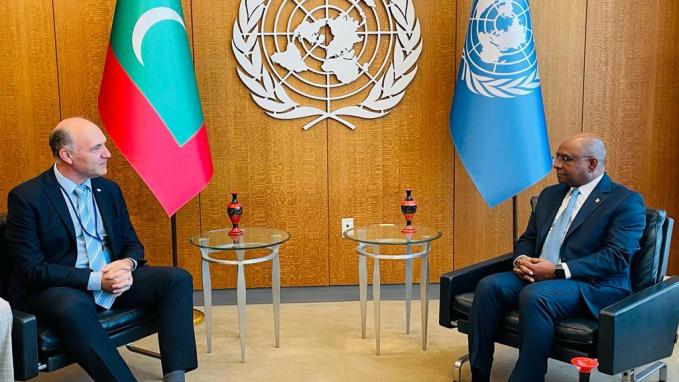 Secretario Guillermo Carmona y Abdulla Shahid, Presidente del 76to período de sesiones de la AGNU