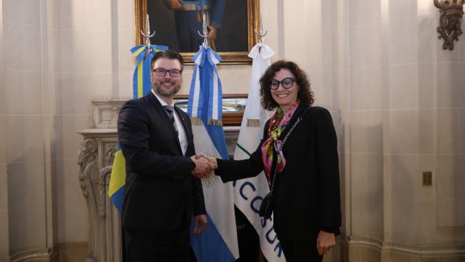 La Secretaria de Relaciones Económicas Internacionales, Cecilia Todesca Bocco junto al Presidente del Comité de Finanzas sueco