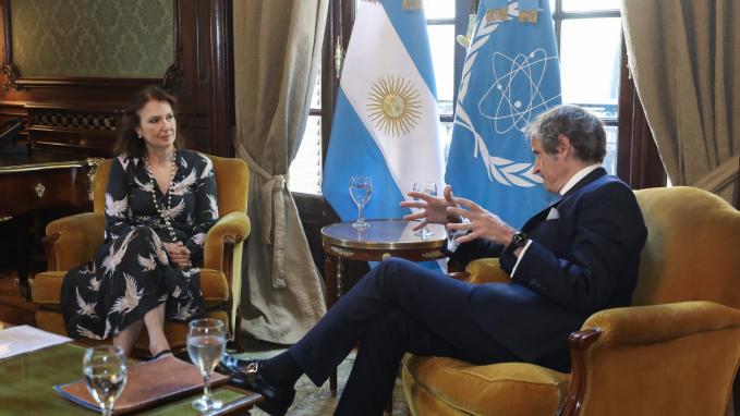 La canciller Mondino recibió a Rafael Grossi